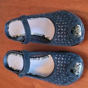 JBU Black suede Mary Janes, Open Toe, Wedge Heel with Daisy design, Size 11M NIB